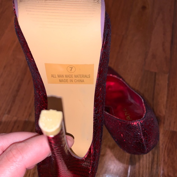 Red platform pumps - Picture 3 of 5